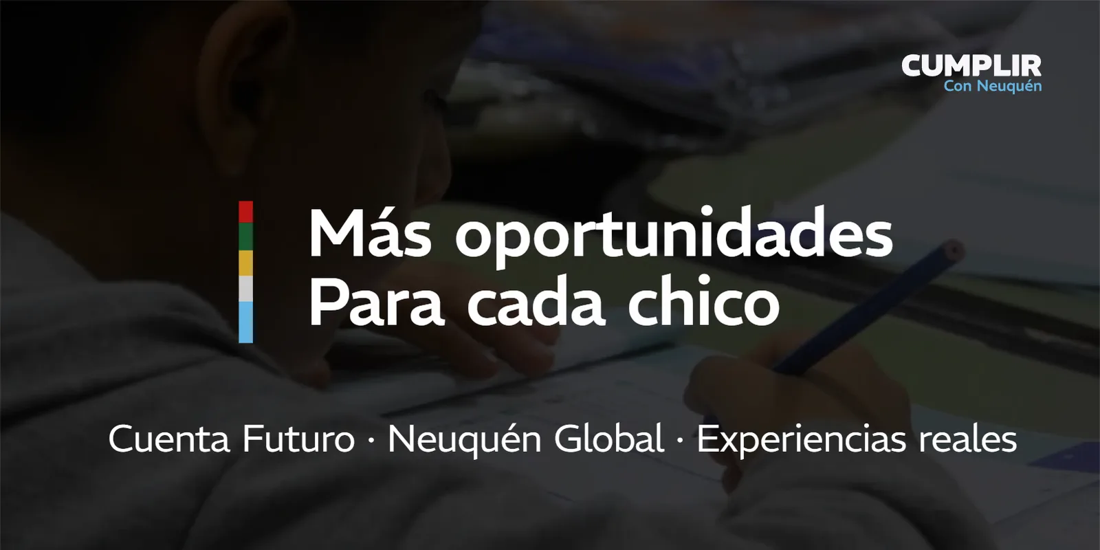 Placa «Más oportunidades para cada chico: Cuenta Futuro, Neuquén Global, Experiencias reales», sobre la foto de un chico que escribe
